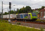 Die BLS Cargo 010, Re 485 010-3 (91 85 4485 010-3 CH-BLSC) fährt am 08.06.2021 mit einem KLV/CargoBeamer Alpinzug Domodossola- Kaldenkirchen, durch Betzdorf (Sieg) in Richtung Köln.