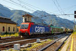 Die SBB Cargo Re 484 020 / E 484.020 SR (91 85 4 484 023-3 CH-SBBC) kommt am 03.08.2019 mit einem RAlpin-ROLA-Zug aus Novara in Domodossola an.