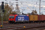 Die Re 482 036-1 (91 85 4482 036-1 CH-SBBC) der SBB Cargo fährt am 14.04.2018 mit einem Containerzug durch Friedberg (Hessen) in Richtung Norden.