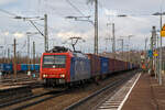 Die CBB Cargo 482 010-6 (91 85 4482 010-6 CH-SBBC) fährt am 28.12.2017 mit einem Containerzug durch den Bahnhof Weil am Rhein in Richtung Schweiz.