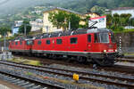 Eine SBB Cargo Re 10/10, bestehend aus der Re 6/6 11666 „Stein am Rhein“ (Re 620 066-1 / 91 85 4620 066-1 CH-SBBC) und der Re 4/4 II 11335 (Re 420 335-2 / 91 85 420 332 CH-SBBC) fahren am