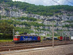 Die Re 620 021-6 “Taverne-Torricella“ (91 85 4620 021-6 CH-SBBC) der SBB Cargo AG, ex SBB Re 6/6 – 11621, ist am 28.05.2023 beim Bahnhof St-Maurice abgestellt, aufgenommen aus dem