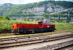 Die Aem 940 018-5 (Aem 91 85 4 940 018-5 CH-SBBI), eine Alstom Prima H4 der SBB Infrastruktur, ist am 28.05.2023 bei Saint-Maurice abgestellt (aus dem Zug heraus aufgenommen).