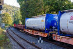 Vierachsiger 45‘ Drehgestell-Containertragwagen, 33 85 4594 105-0 CH-WASCO, der Gattung Sgmmnss, beladen mit 45 Fuß VanHool- Spezial-Tankcontainer der DB Cargo BTT, am 17 September 2024 im