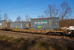 Vierachsiger Drehgestell-Taschenwagen für den Transport von Sattelaufliegern und Container, 33 85 4511 034-2 CH-HUPAC, der Gattung Sdgnss, der HUPAC Intermodal SA, im Zugverband am 07.02.2023,