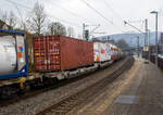 Sechsachsiger Gelenk-Taschenwagen (Doppeltaschenwagen in Gelenkbauart), 33 85 4956 718-2 CH-HUPAC der Gattung Sdggmrss, der HUPAC Intermodal SA, am 23.02.2023 im Zugverband bei der Durchfahrt in