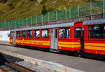 Der vierachsige 2.Klasse Steuerwagen tpc BVB Bt 54, eingereiht in einen Personenzug vor dem Wagen B 51und der Lok 4/4 32 „Villars“ am 10 September 2023 im Bergbahnhof Col-de-Bretaye (1.808