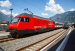 Die SBB Re 460 065-6  Rotsee  (91 85 4 460 065-6 CH-SBB) mit einem IC oder IR nach Brig am 26.Mai 2023 im Bahnhof Martigny.