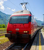 Die SBB Re 460 016-0  Rohrdorferberg Reusstal   (91 85 4 460 016-0 CH-SBB) hat am 26 Mai 2023 mit dem IR 3017 (Brig – Domodossola) den Zielbahnhof Domodossola (I) erreicht und ist nun mit dem