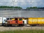 Die Post-Lok P 16 – Tm 237 916-2 der Schweizerischen Post AG (La Poste Suisse) mit einem Postzug am 29.05.2012 beim Paketzentrum Daillens.