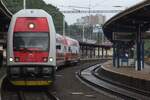 Am regnerischen 19 September 2017 steht 671 010 in Bratislava hl.st. am Gleis 1. Mit etwas Fantasie und zooming kann dieses Bild ganz legal von das langere Gleis 1 gemacht werden.