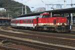 Am 17 September 2024 rangiert 736 103 mit Reisewagen in Bratislava hl.st.