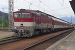 ZSSK 754 004 steht am 15 Mai 2018 mit ein Rychlyk in Zilina. 