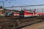 ZSSK 361 105 tragt das neueste Farbenschema und trotz Schnellzugloks, fahrt sie mit einen Osobni aus Galanta am 19 September 2024 in Bratislava hl.st. ein.