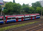 Als Detailbild der einzelne Halbzug EN97 – 011a ein Pesa 33WE der WKD (Warszawska Kolej Dojazdowa), er hat am 26 Juni 2017 gerade, gekuppelt mit dem EN97 – 011b, den Bahnhof Warszawa