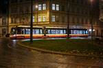 Straenbahn Prag, der Triebwagen DPP 9410, ein dreiteiliger achtachsiger koda 15T4 am 22.11.2022, als Linie 19, auf der Senovn nměst Prag.