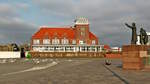 bremen-bremerhaven-6/611702/-die-strandhalle-mit-dem-auswandererdenkmal . Die Strandhalle mit dem Auswandererdenkmal in Bremerhaven. 11.04.2018 (Hans)