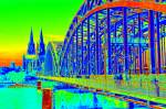 Hohenzollernbrücke mit dem Kölner Dom, etwas verfremdet als  Wärmebild .