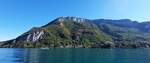 Rundfahrt mit dem Boot über den Lac d’Annecy, Blick über den See auf die Felsen und die Herbstlichen Farben des Waldes nahe Chavoire. 18.09.2022
Panoramafoto mit dem Smartphone. (Jeanny)