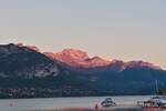 Blick vom Schiffsanleger bei Annecy, auf die noch von der Sonne beschienen Berge am Lac d’Annecy. Panoramafoto mit dem Smartphone. (Jeanny) 19.09.2022 19.37