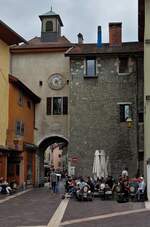 Impressionen aus der Altstadt von Annecy, ein Torbogen mit Uhrenturm, es gibt unzählige Durchgänge durch überbaute Bogengänge in der Altstadt.
