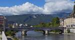 region-auvergne-rhone-alpes-2/788397/blick-bei-der-seilbahn-ueber-die Blick bei der Seilbahn über die Isère in Grenoble auf den „Pont Maurice Gontard“ mit der Bergwelt im Hintergrund. 09.2022