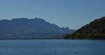 Impressionen von einer Bootsrundfahrt über den See von Annecy, 
weiter Blick über den See und auf hügeliges Gelände. 09.2022
