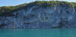 Impressionen von einer Bootsrundfahrt über den See von Annecy, 
Steil abfallende Berge am Ufer. 09.2022
