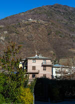 Blick von Tirano hoch zum Schmugglerdorf Roncaiola unweit der Schweizer Grenze, am 19 Februar 2017.

Roncaiola ist eine Fraktion der Gemeinde Tirano in der Provinz Sondrio, Lombardei in Italien und liegt am Südhang des Monte Masuccio in etwa 802 m Seehöhe, etwa 1,5 km Luftlinie von der Schweizer Grenze entfernt. Nach Tirano sind es etwa 3 km. Roncaiola war schon in prähistorischer Zeit besiedelt. Die Kirche Santo Stefano wurde 1690 erbaut. Die erste Naturstraße wurde 1922 gebaut, elektrische Energie gibt es seit 1928 im Dorf. 2017 lebten 40 Personen im Dorf. 

Das Dorf war und ist landwirtschaftlich dominiert, vor allem durch Weinbau. Der Tourismus spielt eine untergeordnete Rolle. Aufgrund der mangelnden Erwerbsmöglichkeiten in Roncaiola, der Trennung des Veltlins von der Schweiz 1.798 und der Nähe zur nunmehr Schweizer Grenze entwickelte sich schon im 19. Jahrhundert eine rege Schmuggeltätigkeit, die für einen gewissen Wohlstand im Dorf sorgte. Als es in den 1970er-Jahren zu einer Abwertung der Lira kam, sanken auch die Gewinnmargen im traditionellen Schmuggel von der Schweiz nach Italien stark und die Schmuggeltätigkeit reduzierte sich ebenfalls drastisch.

Oberhalb von Roncaiola verläuft der „Weg des Schmuggels, der 2007 eröffnet wurde.