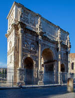 Der Konstantinsbogen (Arco di Costantino) in Roma  am 12.07.2022.