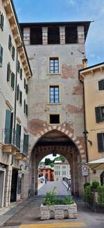 venetien/885687/aus-der-altstadt-von-verona-kommend Aus der Altstadt von Verona kommend, gelangt man durch diesen Torbogen auf die Ponte Pietra. 05.2025