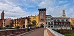 venetien/885688/blick-ueber-die-ponte-pietra-auf Blick über die Ponte Pietra auf den Torbogen und die Altstadt von Verona. 05.2025
