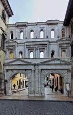venetien/885693/das-stadttor-porta-borsari-in-verona Das Stadttor Porta Borsari in Verona, vom Corso Cavour aus gesehen, erbaut im 1 Jahrhundert v. Chr. 05.2025