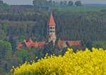 Blick von der Straße Munshausen nach Marnach über das Rapsfeld auf die Benediktinerabtei von Clervaux.