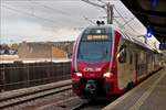 Der CFL KISS Z 2313 fhrt auf Gleis 10 in den Bahnhof von Luxemburg ein, von den alten CFL Werksttten daneben ist nur noch etwas Schutt zu sehen.