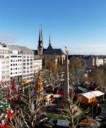 Der Weihnachtsmarkt an der Place de la Constitution in Luxembourg-Ville.