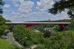 Seit 2018 war die Rote Brücke mit einem Baugerüst zum Neuanstrich verziert, nun ist die Rote Brücke in Luxemburg endlich ohne Baugerüst in neuer Farbpracht zu sehen.