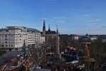 Blick vom Riesenrad auf den Weihnachtsmarkt, bei der  G�lle Fra , auf der Place de la Conststitution in der Stadt Luxemburg.