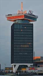 . Der mit der Spitze fast 100 Meter messende A’dam Turm am IJ Ufer in Amsterdam, wurde im Jahr 1967 gebaut und ab 1971 bis 2009 von der Firma Shell als Bürogebäude genutzt. Nach mehrjährigen Renovierungsarbeiten ist der Turm mit einem Restaurant in der oberen Etage und darüber einer Aussichtplattform mit 2 Freiluftschaukeln seit dem 14. Mai 2016 für jedermann zugänglich. In den Fenstern des Restaurants leuchtet noch das Rot der untergehenden Sonne. 24.09.2016 (Hans)