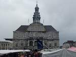 Das Gemeindehaus von Maastricht am großen Markt, Mittwochs und Freitags findet hier jede Woche ein Markt statt, aufgenommen über die Marktstände hinweg.
