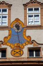 vermischtes/793832/eine-sehr-genau-uhr-wenn-es Eine sehr genau Uhr, wenn es nicht die Sommerzeit gäbe....
Die Sonnenuhr am dem Hauptportal (zum Innenhof) des Erzstiftes St. Peter in Salzburg am 12.09.2022. 

Oben der Heiliger Benedikt von Nursia. Die beiden gekreuzten Schlüssel unter der Uhr stellen das Symbol von Heiligen St. Peter (wie auch des Stiftes) dar. Die gekreuzten Schlüssel können überall in Salzburg gefunden werden, als Zeichen für Besitz des Stiftes. Die Schlüssel wurden oft angebracht, um dem Wappen des Fürst Erzbischofs etwas entgegen zu setzen.

Das Erzstift St. Peter ist die älteste Benediktinerabtei nördlich der Alpen.
