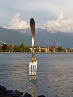 Eine große Gabel steckt im  kleiner See  .....Hier sieht man wie klein er doch ist:-)  Am 25.05.2012 in Vevey am Lac Léman.
