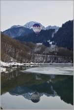 Reizvolle Ballonfahrt am winterlichen See in der Nähe von Rossinière.
(26.01.2016)