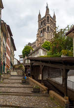 
An der Markttreppe (Escaliers du Marche) eine überdachte Holztreppe aus dem Mittelalter 13 Jahrhundert in der Altstadt von Lausanne am 21.05.2018. Oben die Kathedrale Notre-Dame. 

Die überdachte Escaliers du Marché, die von der Place de la Palud zur Kathedrale führt, ist zweifellos einer der malerischsten Orte des Stadtzentrums. Diese Treppe bestand bereits im 13. Jahrhundert und diente als Verbindungsweg zwischen den beiden Märkten der mittelalterlichen Stadt. Entlang der Treppe stehen Wohnhäuser aus dem 16. Jahrhundert.