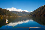 Diverses/680847/aus-dem-zug-heraus-am-04112019 
Aus dem Zug heraus am 04.11.2019 in Miralago (deutsch: Seeblick) im Puschlav ein Seeblick über den Lago di Poschiavo hinweg auf die Berninagruppe. Die höchste Bergspitze ist der mit 4.049 m ü. M. hohe Piz Bernina, der einzige Viertausender der Ostalpen.

Hier links am westlichen Ufer des Sees entlang führt, auf einer Länge von 2 km, die in die Liste des UNESCO-Weltkulturerbes aufgenommen Berninabahn.
