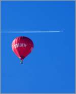 Jeder so wie es ihm beliebt: Langsam, gem�tlich im Ballon oder im D�senjet: am Himmel hat es Platz f�r alle.