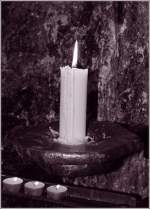 Kerzenlicht in der Felsenkirche, in Helsinki.