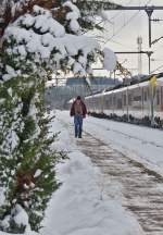 Winter/476449/-ein-bahnfotograf-im-tief-verschneiten . Ein Bahnfotograf im tief verschneiten Bahnhof von Gouvy. 17.01.2016 (Jeanny)