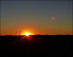 . Ein rätselhaftes Bild: Ein unbekannter Himmelskörper hat sich in den Sonnenuntergang des 01.08.2013 eingeschlichen. (Jeanny)