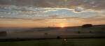 Busfahrt in den Sonnenaufgang. Zwischen Asselborn und Toisvierges ist die Sonne am Horizont zu sehen. 06.10.2023 (Jeanny)
